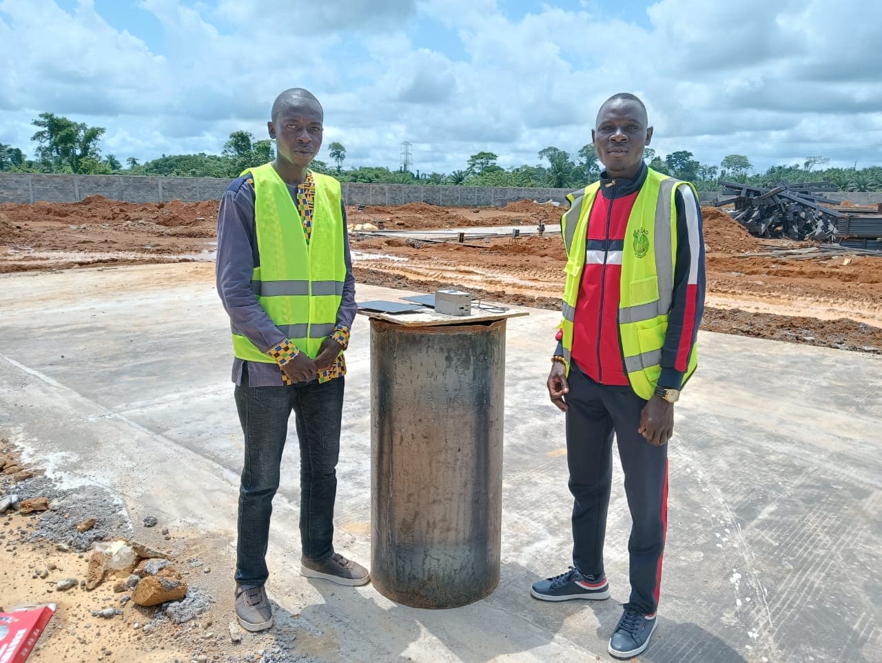 Équipe MANN-INNOVATECH sur le site en construction à Edéa, instrumentation installée