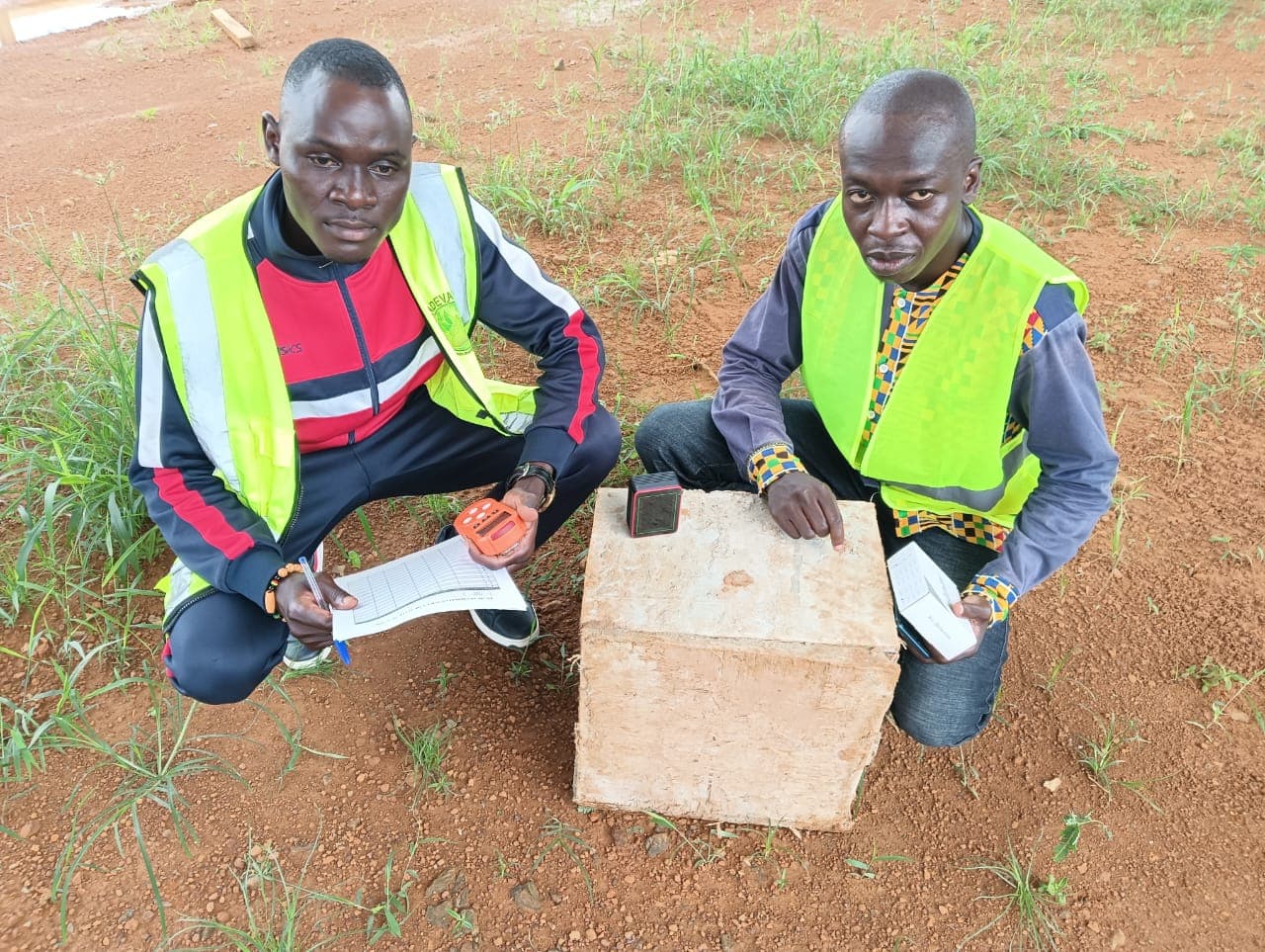 Techniciens MANN-INNOVATECH relevant des mesures sur le terrain