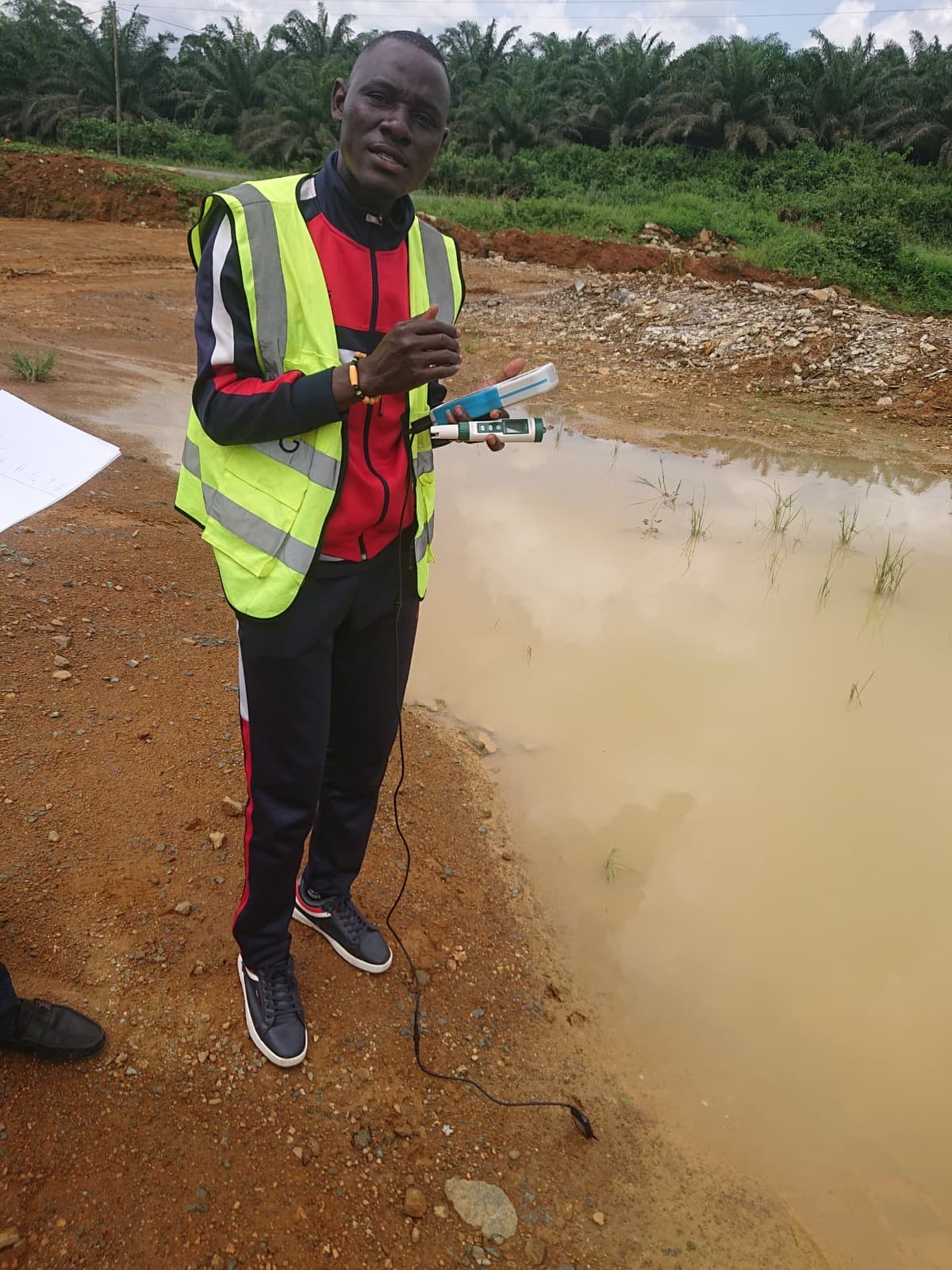 Mesure des paramètres physico-chimiques de l'eau sur un point d'eau du site